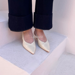 mules femme, chaussures femme, talon bas, bout pointu, slingback, mules élégantes, chaussures chic, mode femme, collection chaussures, couleurs variées, minimaliste, tendance mode, chaussures modernes, style sophistiqué, look bureau, chaussures confortables, fashion femme, été printemps, chaussures ouvertes, design épuré