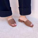 sandales femme, sandales marron, sandales daim, mules femme, chaussures été, talon bas, talon carré, sandales élégantes, chaussures confortables, look casual chic, mode femme, tendance été, sandales ouvertes, bride plissée, tenue décontractée, jean foncé, style minimaliste, fashion été, chaussures modernes