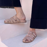 sandales femme, sandales noires, sandales plates, chaussures été, sandales à brides, boucle dorée, chaussures confortables, mode femme, look casual chic, sandales modernes, style minimaliste, chaussures ouvertes, tenue décontractée, tendance été, fashion femme, sandales pratiques, chaussures légères, style urbain