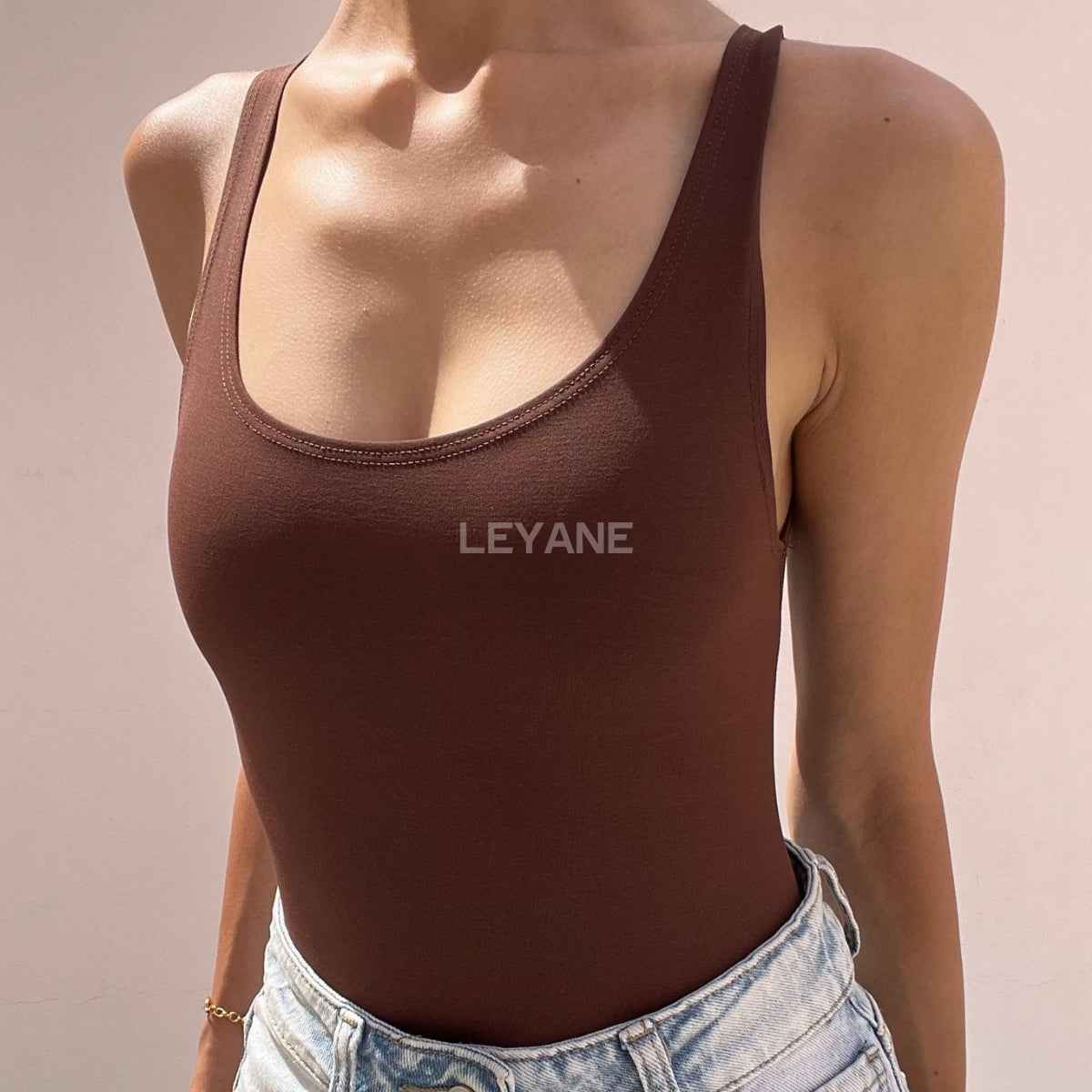 top femme, top soirée, top à sequins, top dos nu, top événement, top habillé, top chic, top élégant, top tendance, top en ligne, top noir, top marron, top brillant, top glamour, top court, top long, top ajusté, top moderne, top fashion, top party, top femme maroc, top maroc, top leyane, top leyane maroc, top marrakech, top casablanca, top rabat, top fes, top tanger, top agadir, outfit femme, outfit soirée, outfit chic, outfit for a date, ootd
