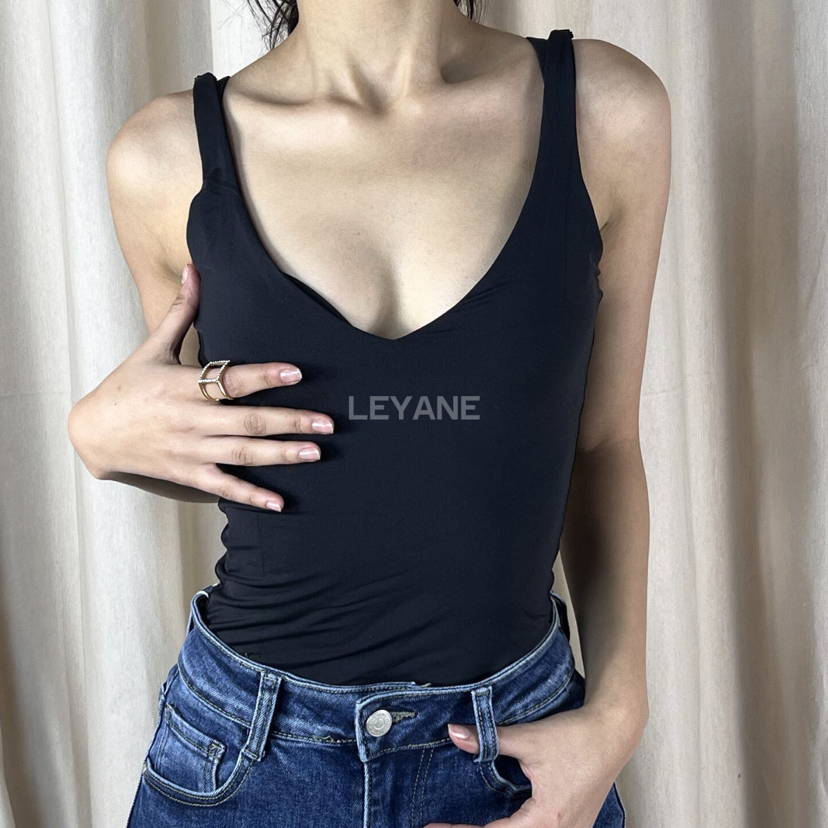 top femme, top soirée, top à sequins, top dos nu, top événement, top habillé, top chic, top élégant, top tendance, top en ligne, top noir, top marron, top brillant, top glamour, top court, top long, top ajusté, top moderne, top fashion, top party, top femme maroc, top maroc, top leyane, top leyane maroc, top marrakech, top casablanca, top rabat, top fes, top tanger, top agadir, outfit femme, outfit soirée, outfit chic, outfit for a date, ootd
