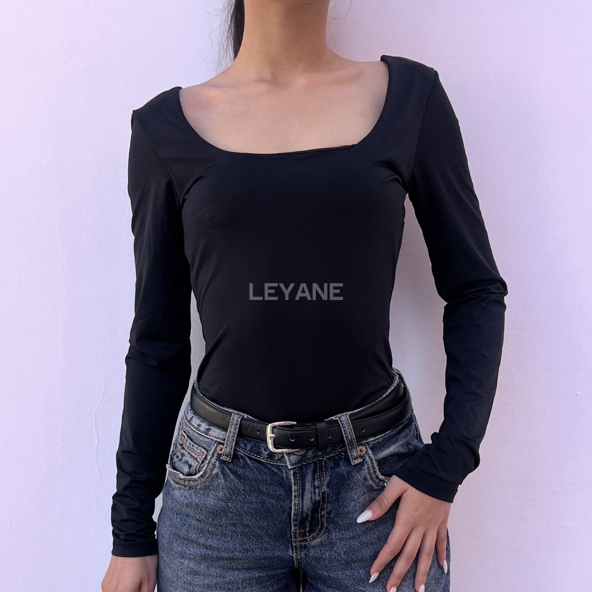 top femme, top soirée, top à sequins, top dos nu, top événement, top habillé, top chic, top élégant, top tendance, top en ligne, top noir, top marron, top brillant, top glamour, top court, top long, top ajusté, top moderne, top fashion, top party, top femme maroc, top maroc, top leyane, top leyane maroc, top marrakech, top casablanca, top rabat, top fes, top tanger, top agadir, outfit femme, outfit soirée, outfit chic, outfit for a date, ootd
