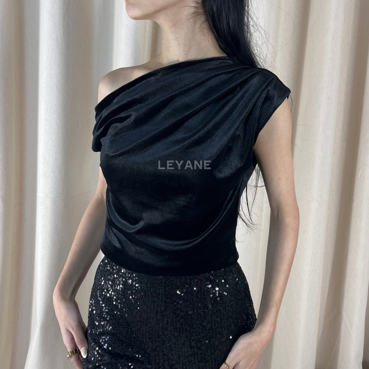 top femme, top soirée, top à sequins, top dos nu, top événement, top habillé, top chic, top élégant, top tendance, top en ligne, top noir, top marron, top brillant, top glamour, top court, top long, top ajusté, top moderne, top fashion, top party, top femme maroc, top maroc, top leyane, top leyane maroc, top marrakech, top casablanca, top rabat, top fes, top tanger, top agadir, outfit femme, outfit soirée, outfit chic, outfit for a date, ootd
 

