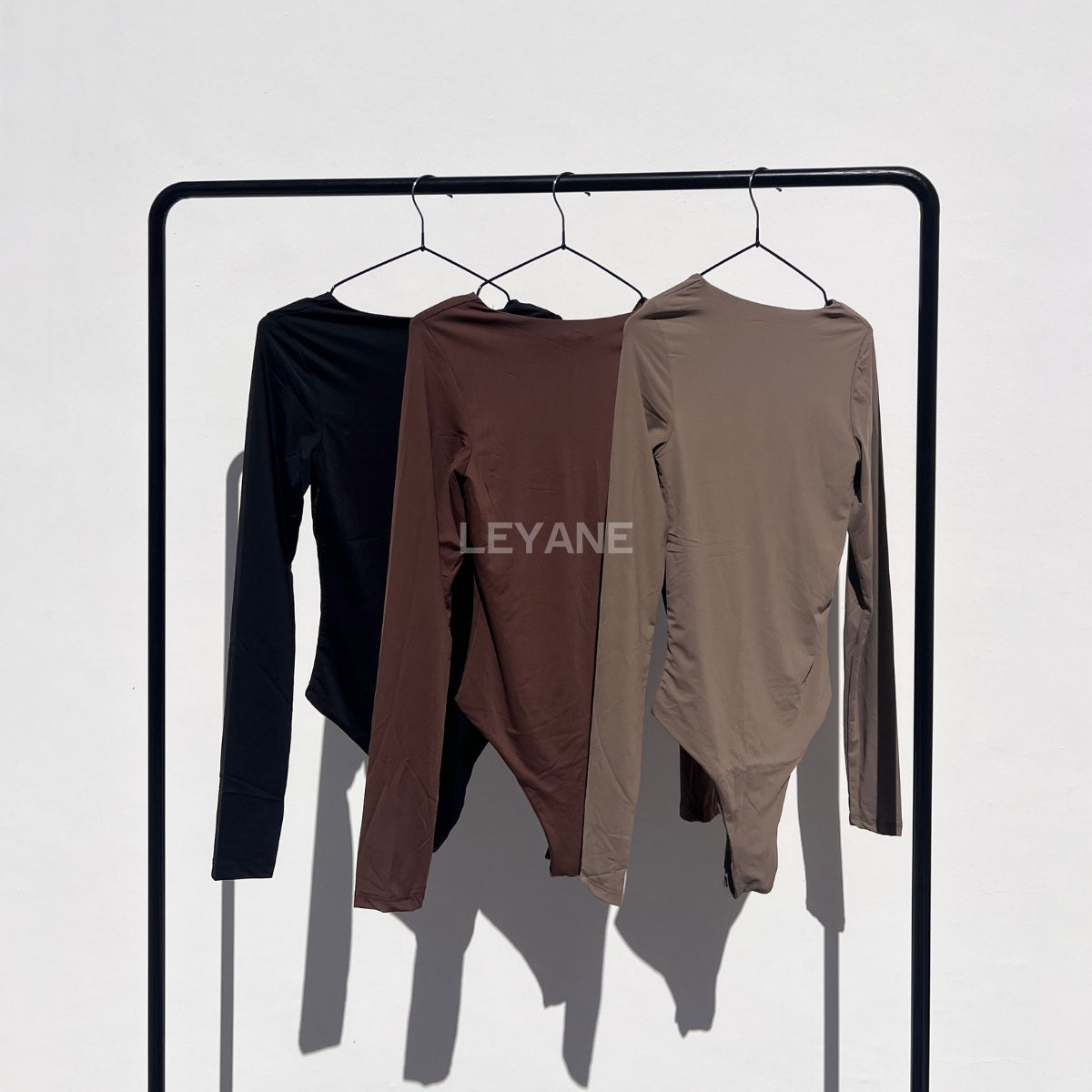 top femme, top soirée, top à sequins, top dos nu, top événement, top habillé, top chic, top élégant, top tendance, top en ligne, top noir, top marron, top brillant, top glamour, top court, top long, top ajusté, top moderne, top fashion, top party, top femme maroc, top maroc, top leyane, top leyane maroc, top marrakech, top casablanca, top rabat, top fes, top tanger, top agadir, outfit femme, outfit soirée, outfit chic, outfit for a date, ootd