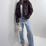 veste bordeaux, veste simili cuir, veste femme, veste courte, veste tendance, veste chic, veste casual, veste mi-saison, veste moderne, veste élégante, veste street style, veste mode femme, veste automne, veste zip, veste avec poches, veste look urbain