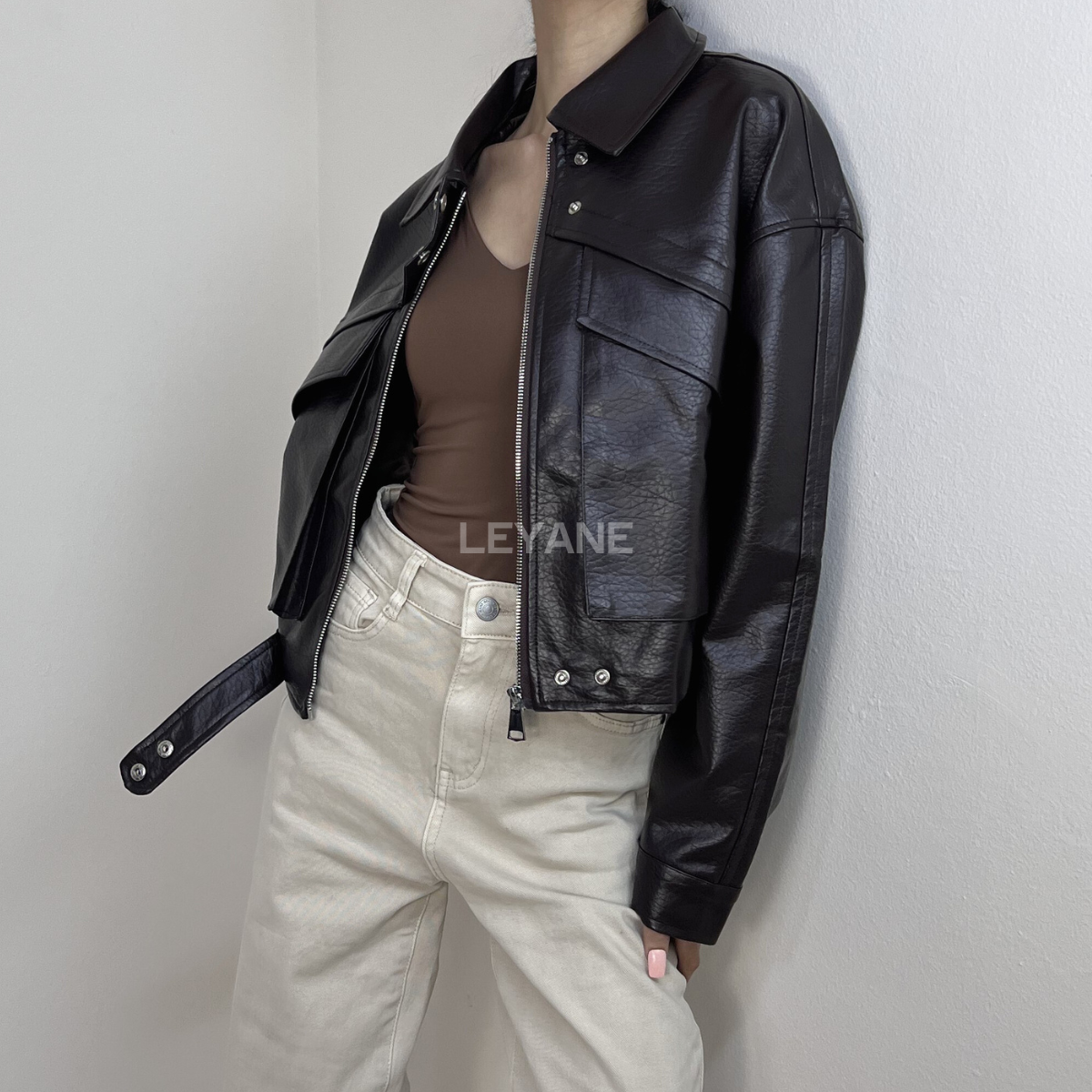 veste bordeaux, veste simili cuir, veste femme, veste courte, veste tendance, veste chic, veste casual, veste mi-saison, veste moderne, veste élégante, veste street style, veste mode femme, veste automne, veste zip, veste avec poches, veste look urbain