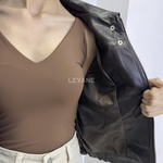 veste bordeaux, veste simili cuir, veste femme, veste courte, veste tendance, veste chic, veste casual, veste mi-saison, veste moderne, veste élégante, veste street style, veste mode femme, veste automne, veste zip, veste avec poches, veste look urbain