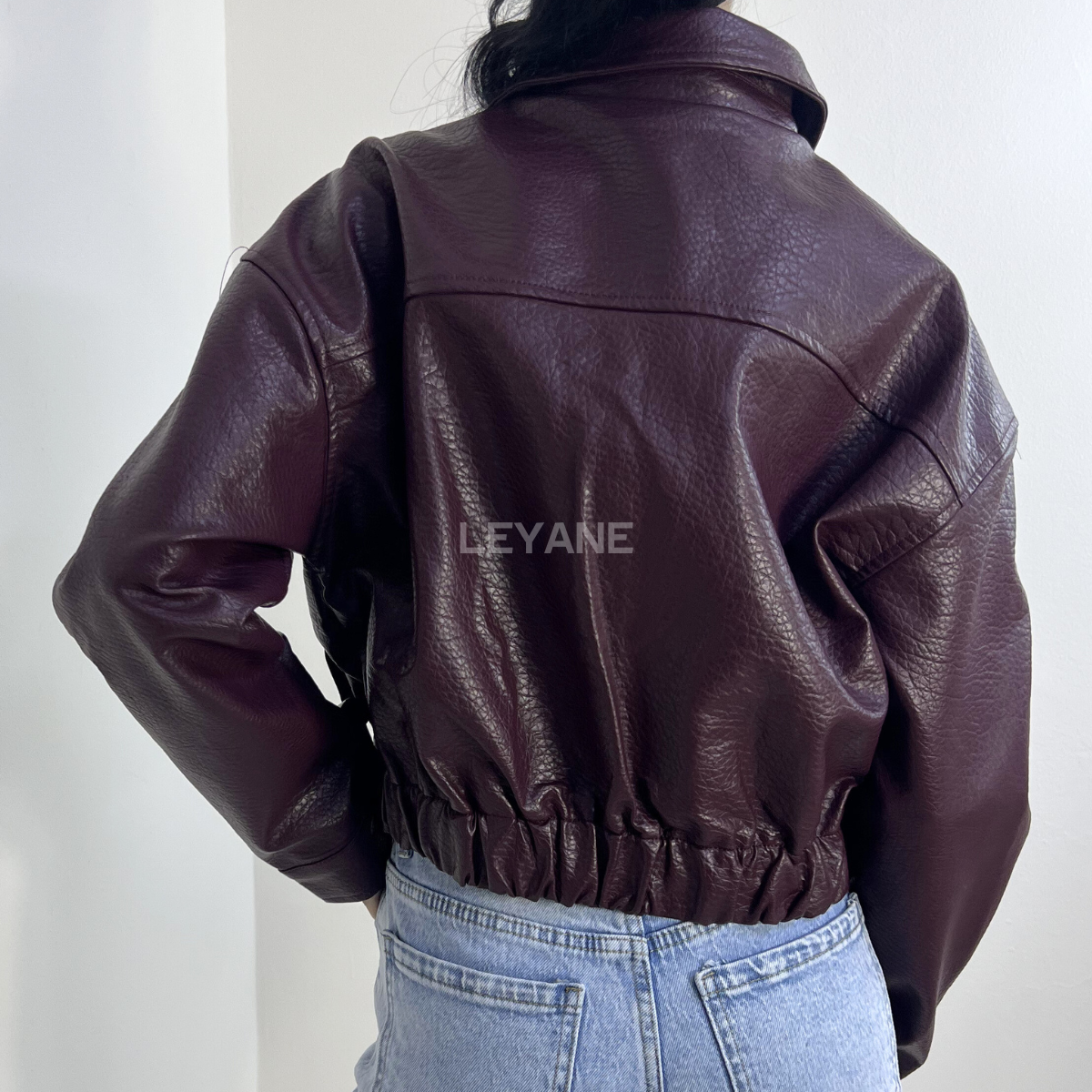veste bordeaux, veste simili cuir, veste femme, veste courte, veste tendance, veste chic, veste casual, veste mi-saison, veste moderne, veste élégante, veste street style, veste mode femme, veste automne, veste zip, veste avec poches, veste look urbain