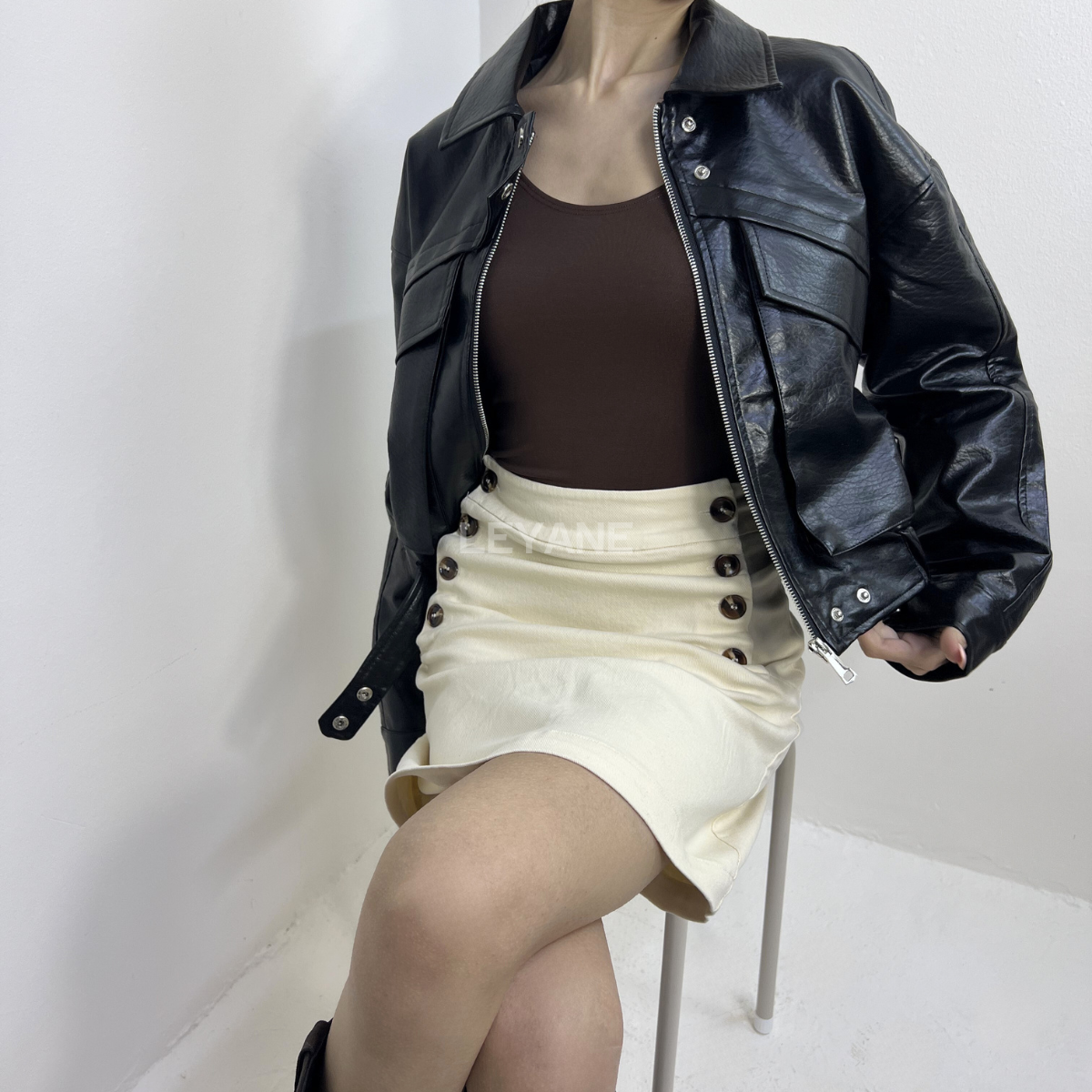 veste Noir , veste simili cuir, veste femme, veste courte, veste tendance, veste chic, veste casual, veste mi-saison, veste moderne, veste élégante, veste street style, veste mode femme, veste automne, veste zip, veste avec poches, veste look urbain