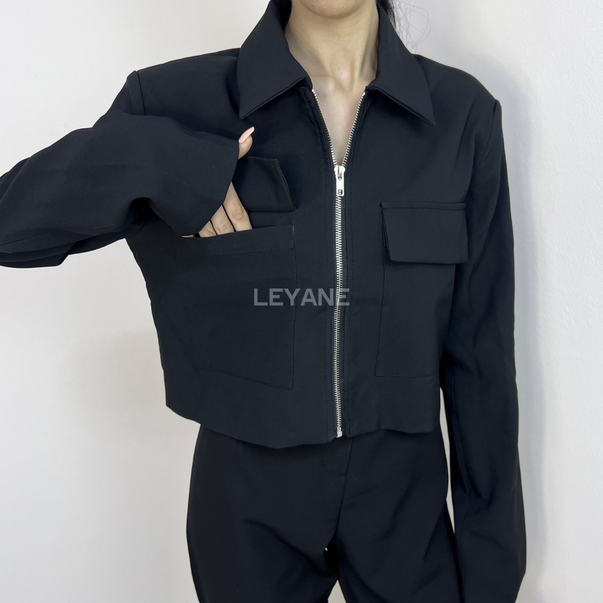 veste femme noire, veste zippée femme, veste chic femme, veste minimaliste, veste élégante femme, veste noire moderne, veste casual chic, veste avec poches femme, veste col classique femme, veste style moderne, veste élégante quotidienne, women black jacket, zip jacket women, minimalist jacket women.