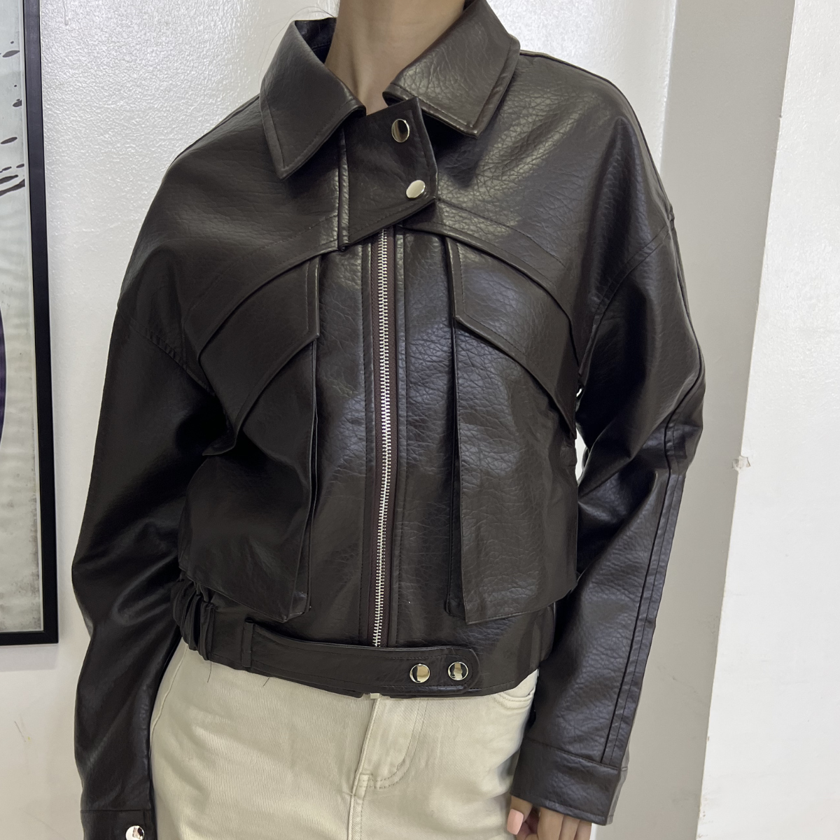 veste bordeaux, veste simili cuir, veste femme, veste courte, veste tendance, veste chic, veste casual, veste mi-saison, veste moderne, veste élégante, veste street style, veste mode femme, veste automne, veste zip, veste avec poches, veste look urbain