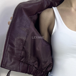 veste bordeaux, veste simili cuir, veste femme, veste courte, veste tendance, veste chic, veste casual, veste mi-saison, veste moderne, veste élégante, veste street style, veste mode femme, veste automne, veste zip, veste avec poches, veste look urbain