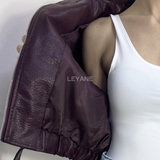 veste bordeaux, veste simili cuir, veste femme, veste courte, veste tendance, veste chic, veste casual, veste mi-saison, veste moderne, veste élégante, veste street style, veste mode femme, veste automne, veste zip, veste avec poches, veste look urbain