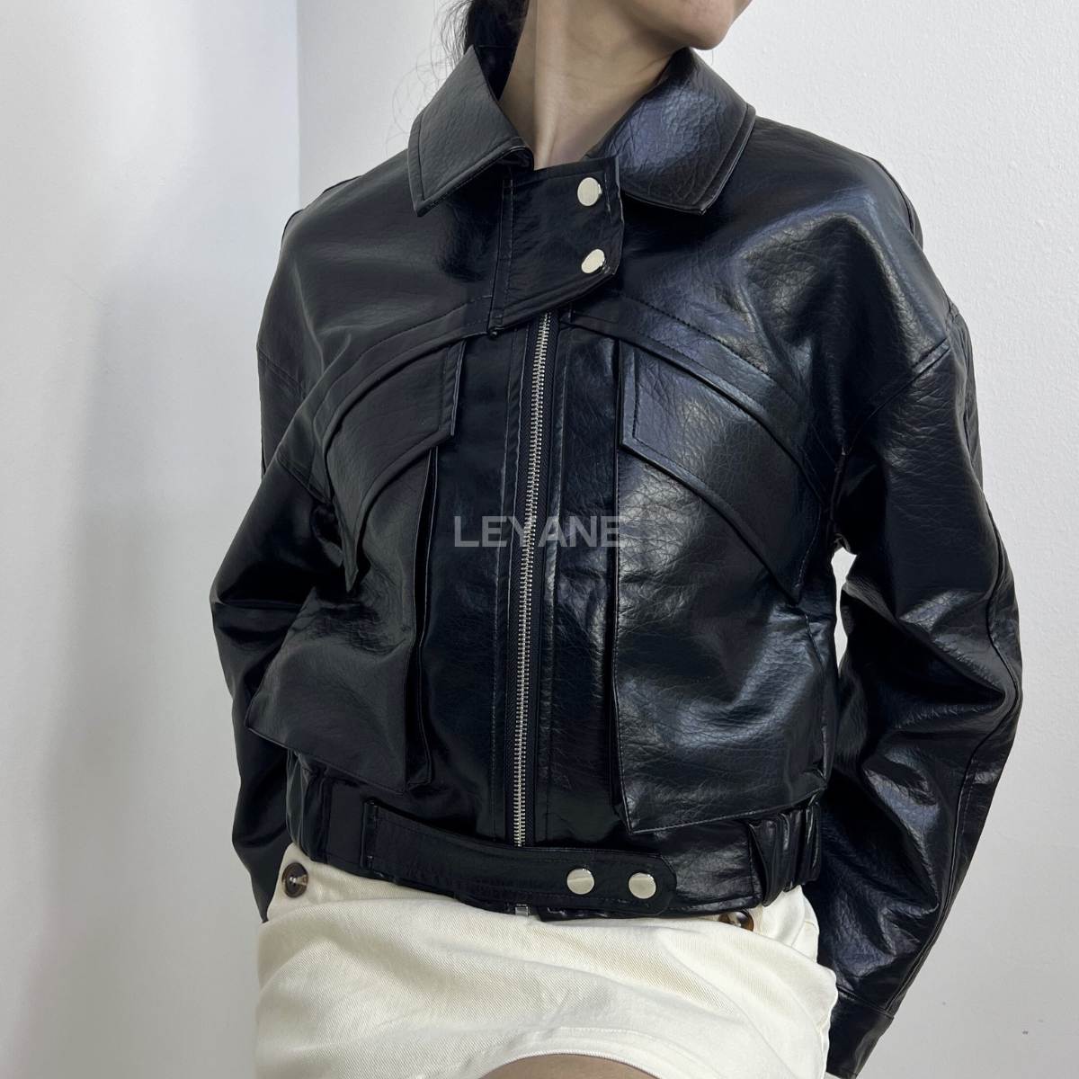 veste Noir , veste simili cuir, veste femme, veste courte, veste tendance, veste chic, veste casual, veste mi-saison, veste moderne, veste élégante, veste street style, veste mode femme, veste automne, veste zip, veste avec poches, veste look urbain