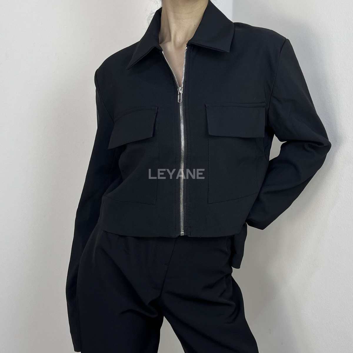 veste femme noire, veste zippée femme, veste chic femme, veste minimaliste, veste élégante femme, veste noire moderne, veste casual chic, veste avec poches femme, veste col classique femme, veste style moderne, veste élégante quotidienne, women black jacket, zip jacket women, minimalist jacket women.
