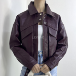 veste bordeaux, veste simili cuir, veste femme, veste courte, veste tendance, veste chic, veste casual, veste mi-saison, veste moderne, veste élégante, veste street style, veste mode femme, veste automne, veste zip, veste avec poches, veste look urbain