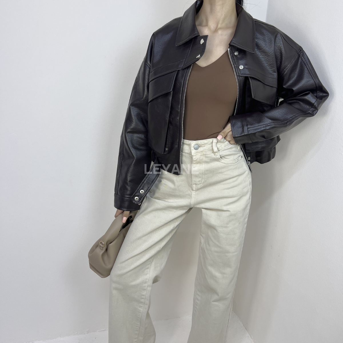 veste bordeaux, veste simili cuir, veste femme, veste courte, veste tendance, veste chic, veste casual, veste mi-saison, veste moderne, veste élégante, veste street style, veste mode femme, veste automne, veste zip, veste avec poches, veste look urbain