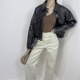 veste bordeaux, veste simili cuir, veste femme, veste courte, veste tendance, veste chic, veste casual, veste mi-saison, veste moderne, veste élégante, veste street style, veste mode femme, veste automne, veste zip, veste avec poches, veste look urbain
