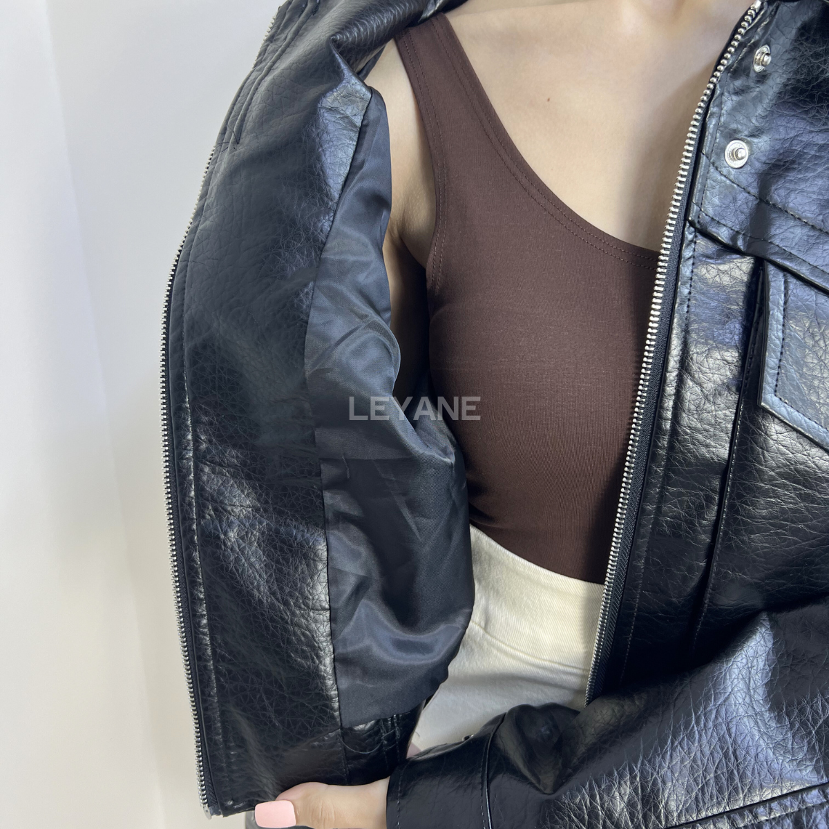 veste Noir , veste simili cuir, veste femme, veste courte, veste tendance, veste chic, veste casual, veste mi-saison, veste moderne, veste élégante, veste street style, veste mode femme, veste automne, veste zip, veste avec poches, veste look urbain