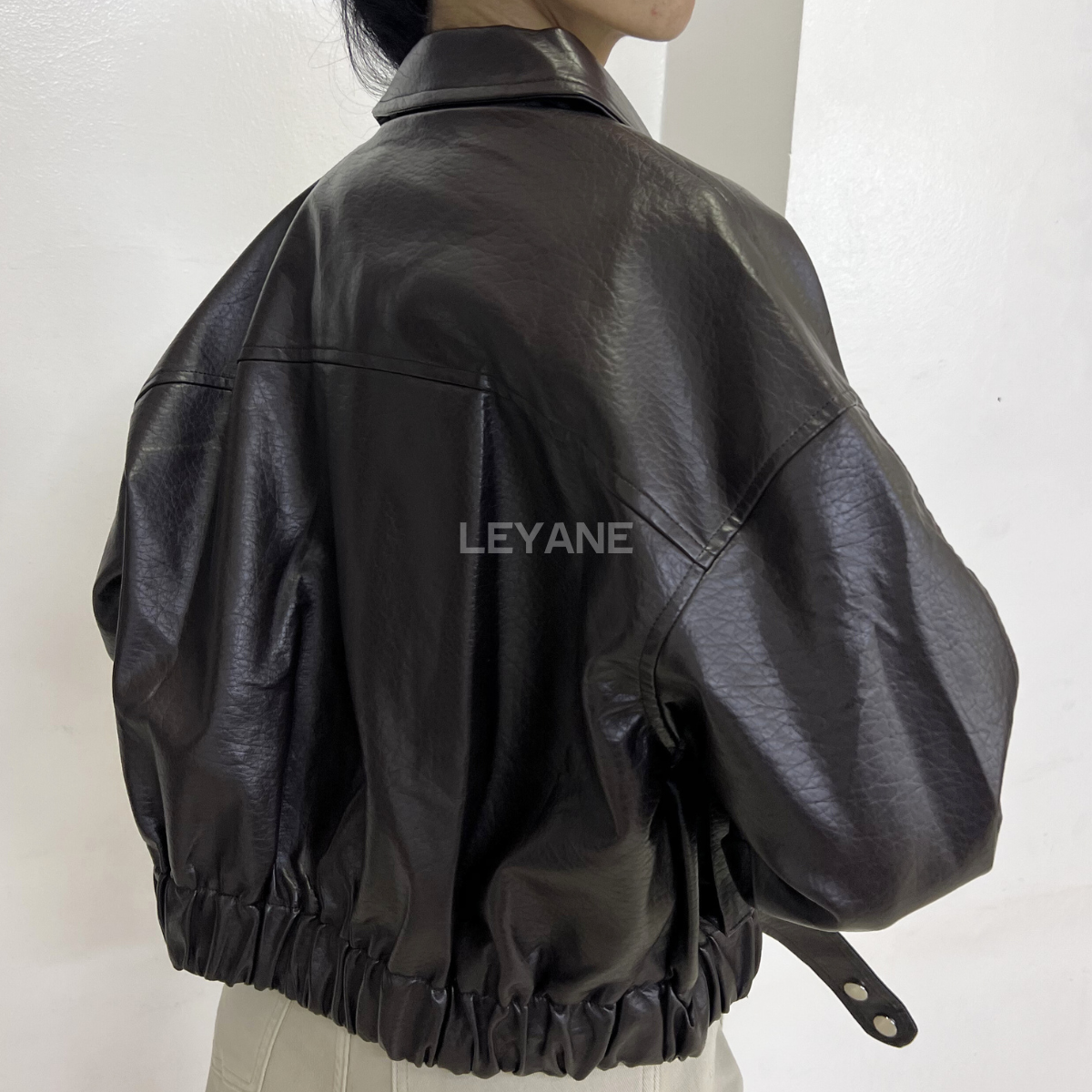 veste Cafe veste simili cuir, veste femme, veste courte, veste tendance, veste chic, veste casual, veste mi-saison, veste moderne, veste élégante, veste street style, veste mode femme, veste automne, veste zip, veste avec poches, veste look urbain