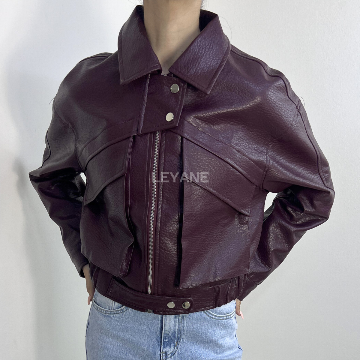 veste bordeaux, veste simili cuir, veste femme, veste courte, veste tendance, veste chic, veste casual, veste mi-saison, veste moderne, veste élégante, veste street style, veste mode femme, veste automne, veste zip, veste avec poches, veste look urbain
