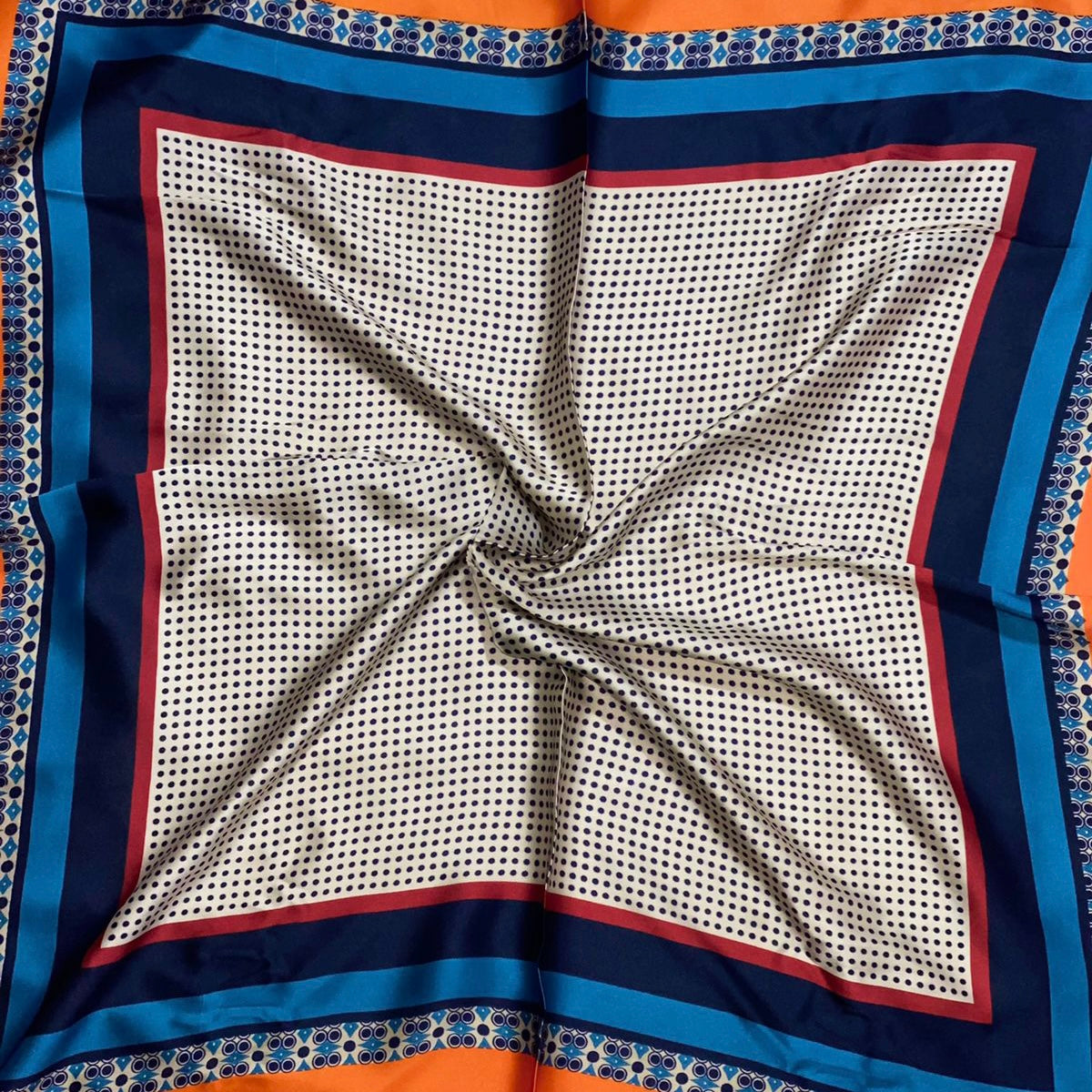 foulard femme, foulard élégant, foulard chic, foulard classique, foulard moderne, foulard tendance, foulard intemporel, foulard luxe, foulard premium, foulard soie, foulard satin, foulard mousseline, foulard léger, foulard doux, foulard fluide, foulard imprimé, foulard uni, foulard à motifs, foulard minimaliste, foulard clean look, foulard fashion, foulard stylé, foulard habillé, foulard quotidien, foulard casual, foulard workwear, foulard bureau, foulard soirée, foulard polyvalent, foulard carré, foulard l