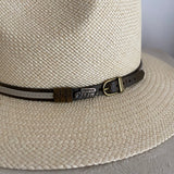 Chapeau Panama écru avec ceinture en cuir